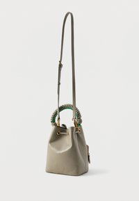 Saco em pele verde-oliva com uma pega verde em espiral e detalhes em dourado. Alça ajustável para opções de transporte versáteis.