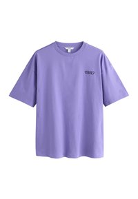 Lila Baumwoll-T-Shirt mit Rundhalsausschnitt und kurzen Ärmeln; das Shirt hat einen kleinen, dunklen Aufdruck mit "1980" auf der linken Brustseite.