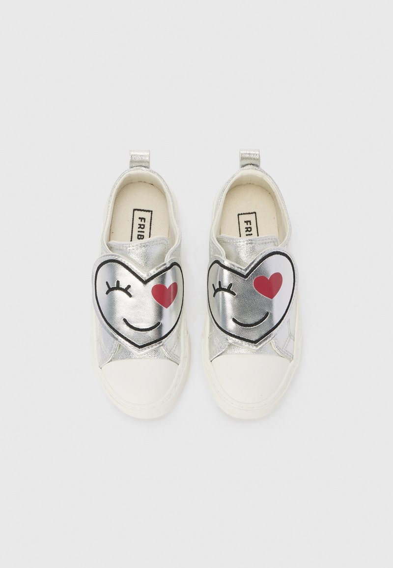 Chaussures argentées pour enfants à enfiler avec des bouts blancs, chacune affichant un visage de cœur souriant et un cœur rouge près de l’œil.