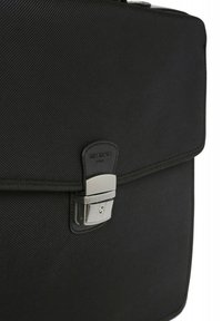 Borsa a tracolla nera realizzata in tessuto testurizzato con chiusura a clasp metallico, arricchita da una patch con logo e bordi lisci.