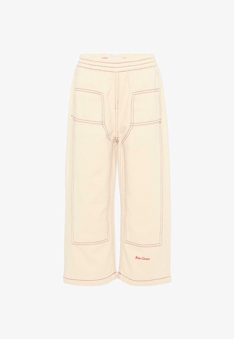 Pantalon beige à jambes larges avec surpiqûres rouges contrastantes, deux poches plaquées à l'avant, taille élastique et petit logo rouge "Bobo Choses" près de l'ourlet.