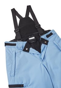 Pantaloni de schi impermeabili, de culoare albastru deschis, cu suspensori negri ajustabili, buzunare cu fermoar și talie elastică cu închidere prin capse.