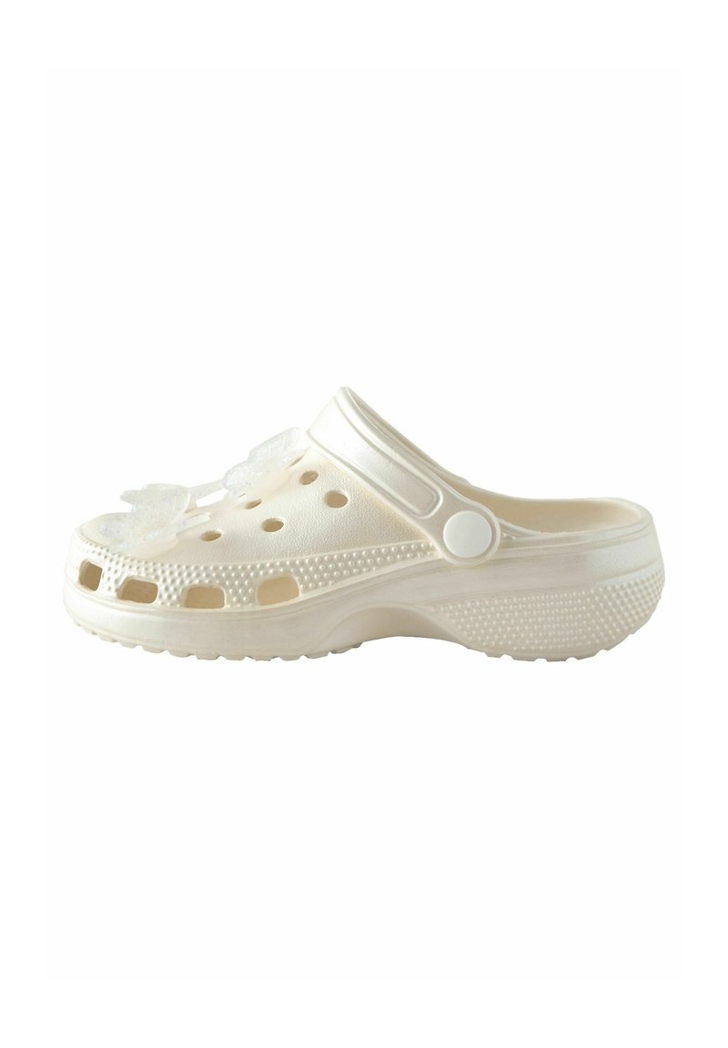 Weißer Kunststoff-Clog mit Belüftungslöchern, runder Spitze und dekorativen Blumenakzenten. Verfügt über einen Riemen und eine strukturierte Sohle für guten Halt.