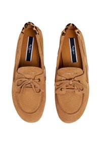 Paire de mocassins en daim beige avec lacets, marquage "Pepe Jeans" sur le dessus, doublure à imprimé léopard et semelles intérieures noires estampillées "Pepe Jeans London".