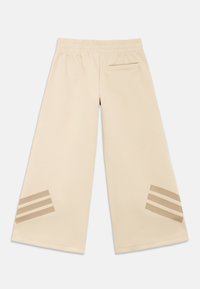 Μπεζ παντελόνι φαρδύ στο πόδι με ελαστική μέση, που διαθέτει πίσω τσέπη και τρεις οριζόντιες ρίγες στο κάτω μέρος του ποδιού σε αντίθετη απόχρωση.
