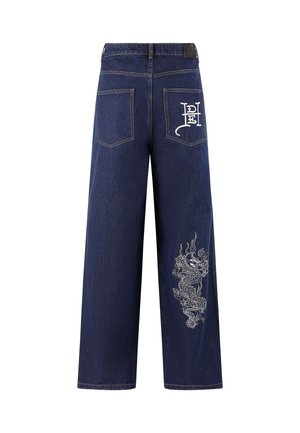 Pantaloni larghi in denim blu scuro con ricamo di drago sulla gamba sinistra e logo sulla tasca posteriore destra. Vita e tasche semplici.