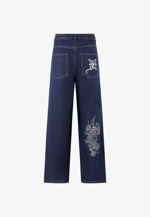 Pantaloni larghi in denim blu scuro con ricamo di drago sulla gamba sinistra e logo sulla tasca posteriore destra. Vita e tasche semplici.