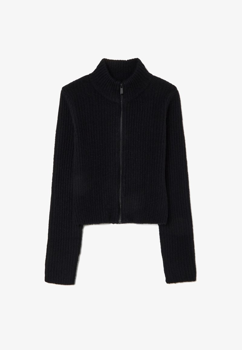 Pull-over zippé noir côtelé avec un col haut et des manches longues, design court, présentant une texture lisse et un matériel minimal.