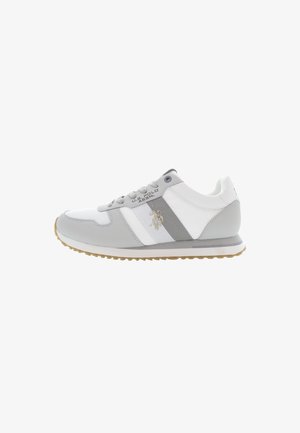 Sneaker grigie e bianche con un design testurizzato, dotate di lacci davanti, dettaglio del logo e suola in gomma naturale.