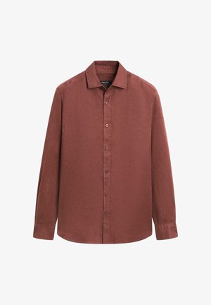 Langærmet skjorte med knapper i dæmpet teglrød med krave og manchetter, vist fladt mod hvid baggrund.