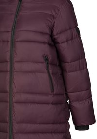 Gevoerde jas in diep paars, met een volledige rits, zwarte accenten en een ritszak aan de zijkant; gladde textuur met horizontale quilting.