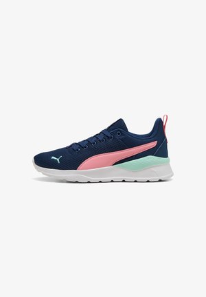 Marineblaue Netz-Laufschuhe mit pinken und mintfarbenen Akzenten. Ausstattung mit weißer Gummisohle, abgerundetem Zehenbereich und Schnürverschluss. PUMA-Logo aufgedruckt.