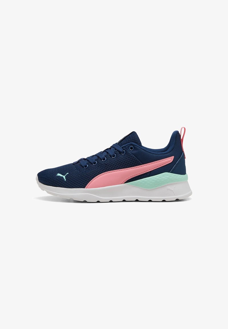 Marineblaue Netz-Laufschuhe mit pinken und mintfarbenen Akzenten. Ausstattung mit weißer Gummisohle, abgerundetem Zehenbereich und Schnürverschluss. PUMA-Logo aufgedruckt.
