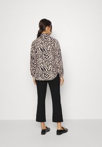 ONLY MATERNITY OLMVICTORIA LOOSE - Blusa com botões - trench coat