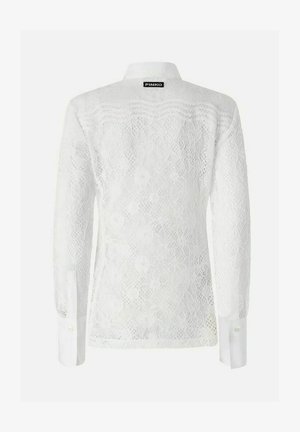 Blouse blanche à manches longues en dentelle avec des motifs floraux, des poignets boutonnés et une petite étiquette noire "PINKO" au col arrière.