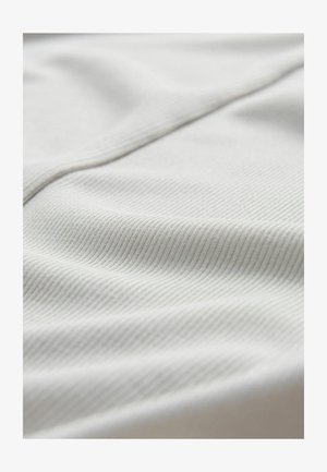 Světlé šedé žebrované látky s texturovaným povrchem, který vykazuje jemné vlny a subtilní lesk, uspořádané v jemných záhybech.