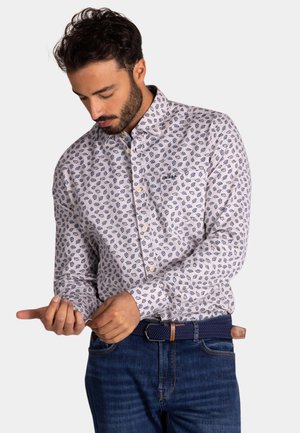 Witte button-up shirt met blauw bladerenpatroon, lange mouwen en traditionele kraag. Draag het met blauwe spijkerbroek en een gevlochten riem.