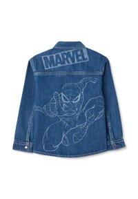 Donkerblauwe denimjack met een afbeelding van Spider-Man op de rug en het "MARVEL" logo bovenaan, voorzien van standaard kraag en drukknoopsluiting.