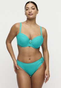 Turkusowy, prążkowany bikini z biustonoszem na fiszbinach i dopasowanymi, wysokim stanem majtkami. Charakterystyczne okrągłe zdobienie na środku biustonosza i po bokach majtek.