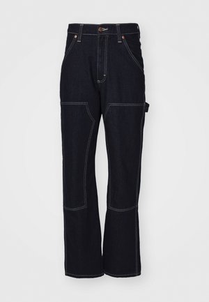 Pantaloni in denim blu scuro con cuciture chiare, design a gamba ampia, tasche anteriori e una tasca utilitaria laterale. Vita regolabile con hardware in metallo.