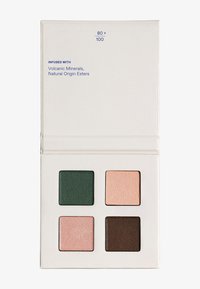 Øjenskyggepalette med fire firkantede nuancer: dyb grøn (matte), blød pink (matte), lys fersken (satin) og mørkebrun (matte) i et hvidt etui.