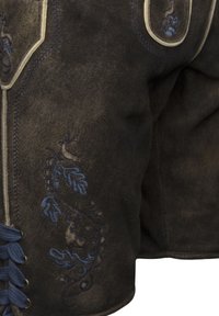 Vêtement en cuir marron foncé avec des motifs floraux et de cerf brodés en bleu, des garnitures beige et des détails en dentelle bleue.