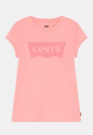 Camiseta rosa de manga corta con cuello redondo, con el logo de Levi's impreso en el pecho y una pequeña etiqueta roja de Levi's en la costura lateral.