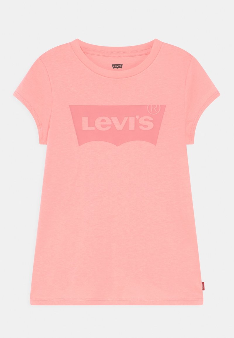 T-shirt rose à manches courtes et col rond avec le logo Levi's imprimé sur la poitrine et une petite étiquette rouge Levi's sur la couture latérale.