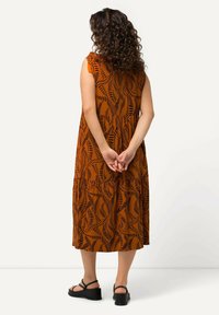 Ulla Popken SLEEVELESS   - Freizeitkleid - cinnamon