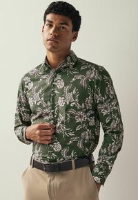 Next - TRIMMED - Camisa - olive green neutral brown floral Imagen en miniatura 1