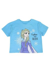 T-shirt bleu ciel à manches courtes présentant un graphique d'un personnage aux longs cheveux blonds, entouré de flocons de neige, avec le texte « Explore And Believe ».