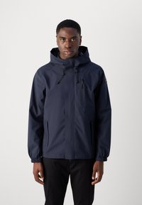Marine vanntett jakke med justerbar hette, elastiske mansjetter, sidelommer og en glidelåslomme på brystet. Jevn tekstur, minimalistisk design.