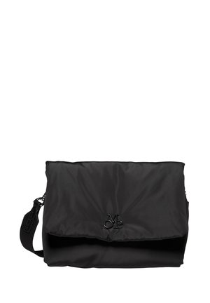 Sort nylon skuldertaske med klaplukning, justerbar rem og præget logo på forsiden. Blød tekstur og enkelt design.