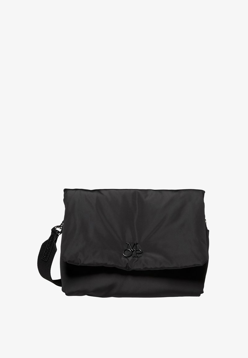 Sort nylon skuldertaske med klaplukning, justerbar rem og præget logo på forsiden. Blød tekstur og enkelt design.