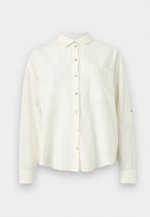 Cămașă crem cu mâneci lungi, nasturi și guler mic, cu buzunar la piept, pe fundal alb.