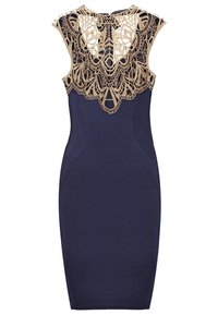 Abito bodycon blu navy con un overlay di pizzo dorato decorativo sul collo e maniche a cappuccio, con una texture liscia e una silhouette aderente.