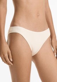Rebrast bikini beder zbežna barva, z nizkim pasom, visokimi izrezi in minimalno pokritostjo, izdelana iz elastičnega in teksturiranega materiala.
