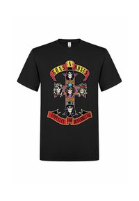 Camiseta negra con un colorido cruz que presenta cuatro calaveras con gorros y cabello, acompañada de pancartas de texto que dicen "Guns N' Roses" y "Appetite for Destruction".