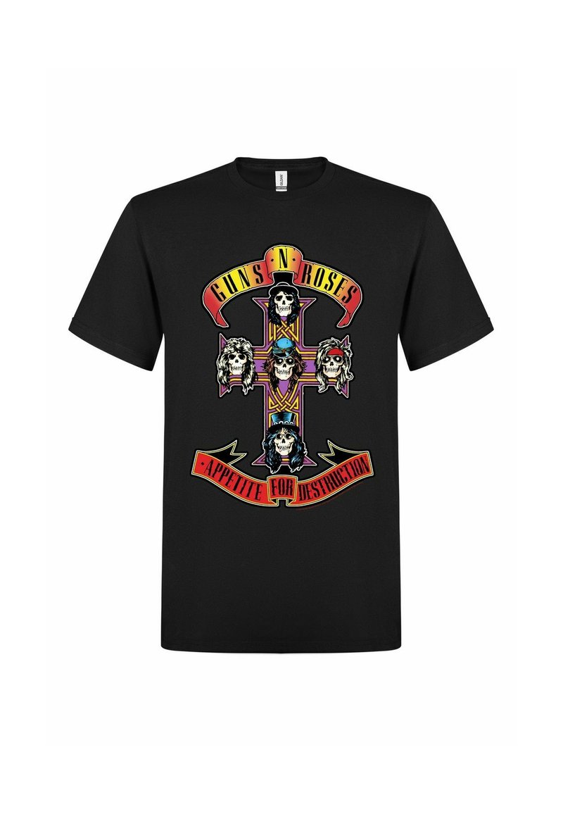 Camiseta negra con un colorido cruz que presenta cuatro calaveras con gorros y cabello, acompañada de pancartas de texto que dicen "Guns N' Roses" y "Appetite for Destruction".