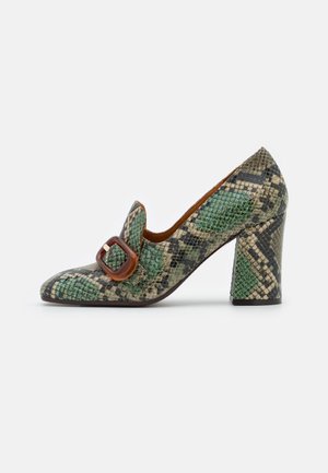Chaussure à talon haut en imprimé serpent vert et beige avec une accent en boucle carrée marron et une finition texturée sur le dessus.