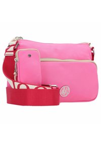 Borsa a tracolla in nylon rosa con trim beige e una tracolla rossa staccabile. Presenta tasche, una chiusura a zip e un logo rotondo sul davanti.
