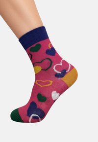 Calcetín tobilleros multicolor con base rosa, puño azul marino y formas de corazón variadas en patrones verdes, amarillos, blancos y morados. Material de mezcla de algodón.