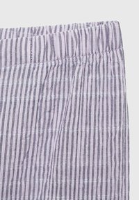 Lichtpaarse stof met verticale strepen in donkerder paars; heeft een elastische tailleband voor comfort en flexibiliteit.