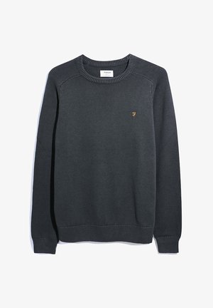 Donkergrijze gebreide trui met ribbelmanchetten en -zoom. Heeft een ronde halslijn en een klein oranje logo op de borst. Standaard pasvorm.