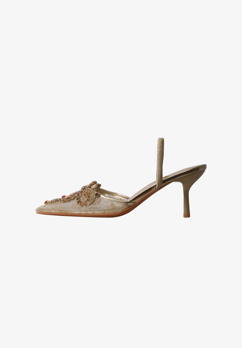 Escarpin doré à talon haut avec bride arrière, bout pointu et ornements décoratifs de perles et de sequins sur le devant.