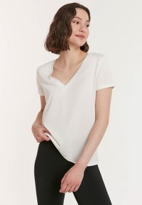 Jimmy Key STRAIGHT FIT V-NECK SHORT SLEEVED BASIC T-SHIRT - T-shirt basic - white