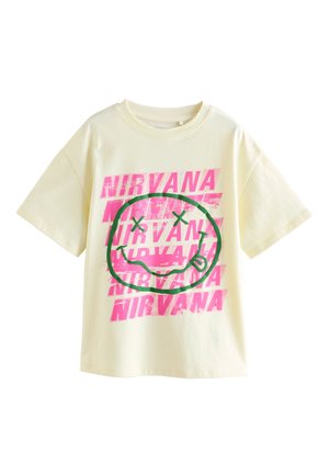 Kremowy T-shirt z krótkim rękawem z powtarzającym się neonowo-różowym napisem „Nirvana” oraz dużym zielonym logo uśmiechniętej buźki z przekreślonymi oczami.