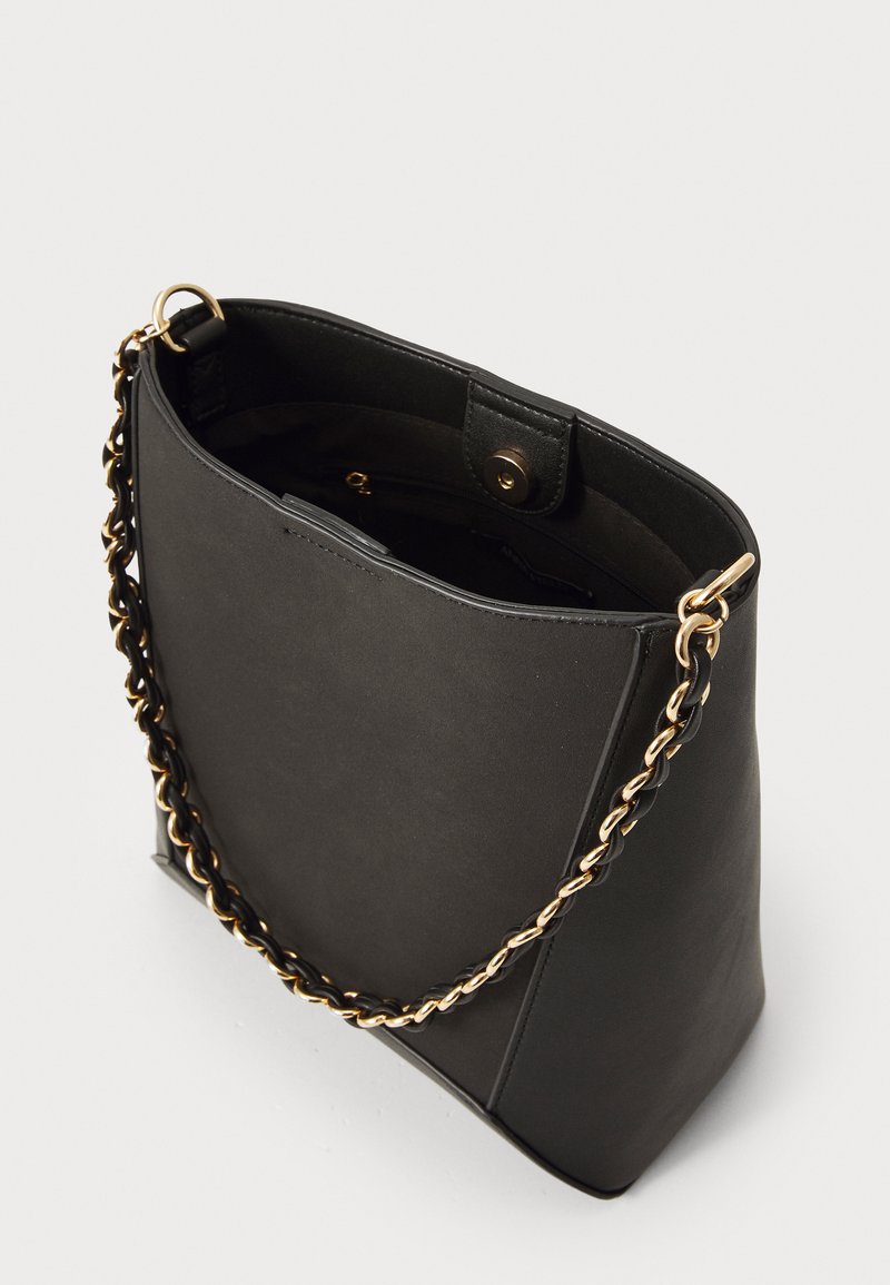 Borsa tote nera in ecopelle, con manico a catena dorata e chiusura a calamita. Interno foderato con tasche.