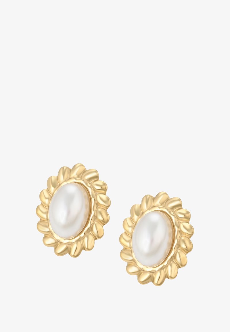 Gouden bloemen-vormige oorbellen met grote ovale witte parels in het midden, afgebeeld tegen een witte achtergrond.