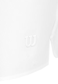 Pantalones cortos deportivos blancos hechos de tela suave, con un logo blanco en relieve con la letra "W" en la parte inferior izquierda. Diseño simple sin patrón.